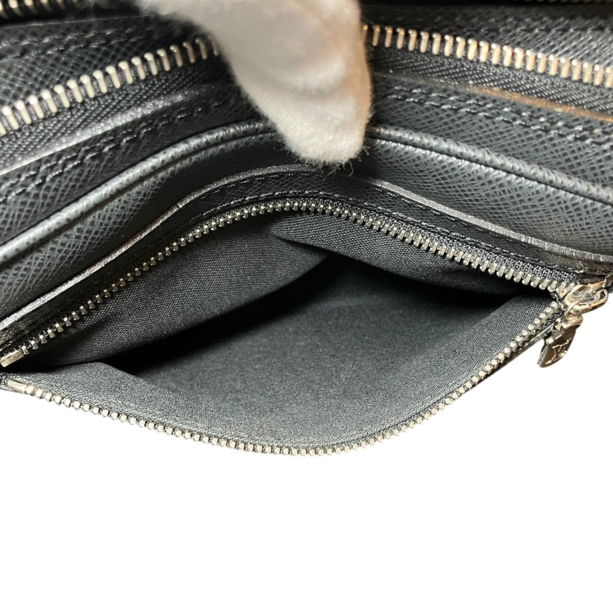 Louis Vuitton Pavel Taiga Second Bag Leather — view 7
