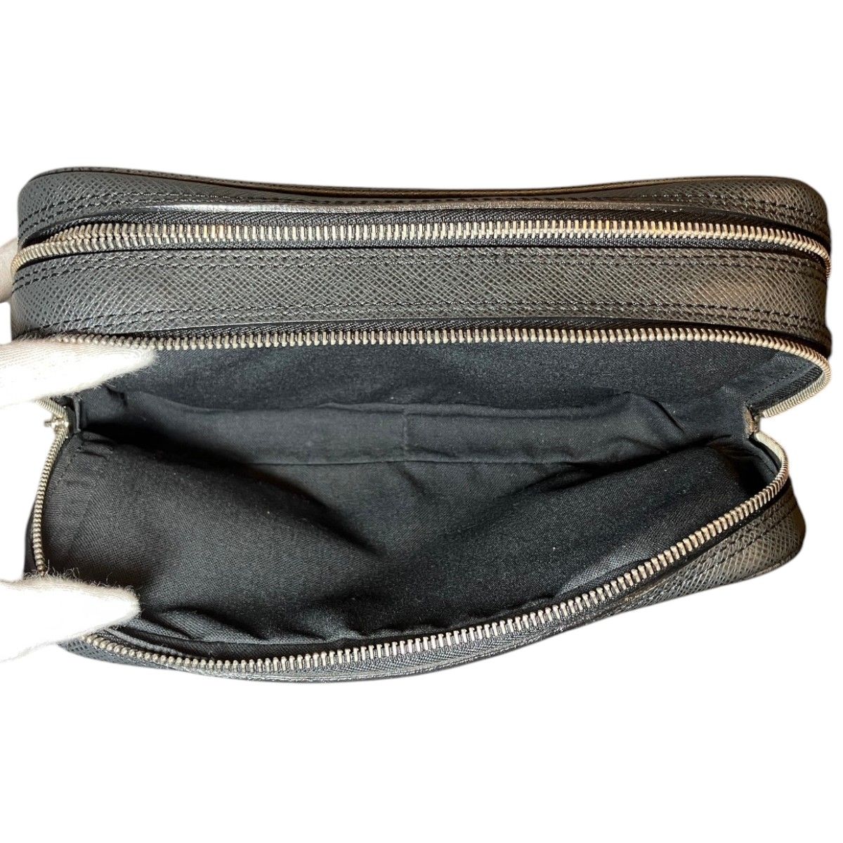 Louis Vuitton Pavel Taiga Second Bag Leather — view 6
