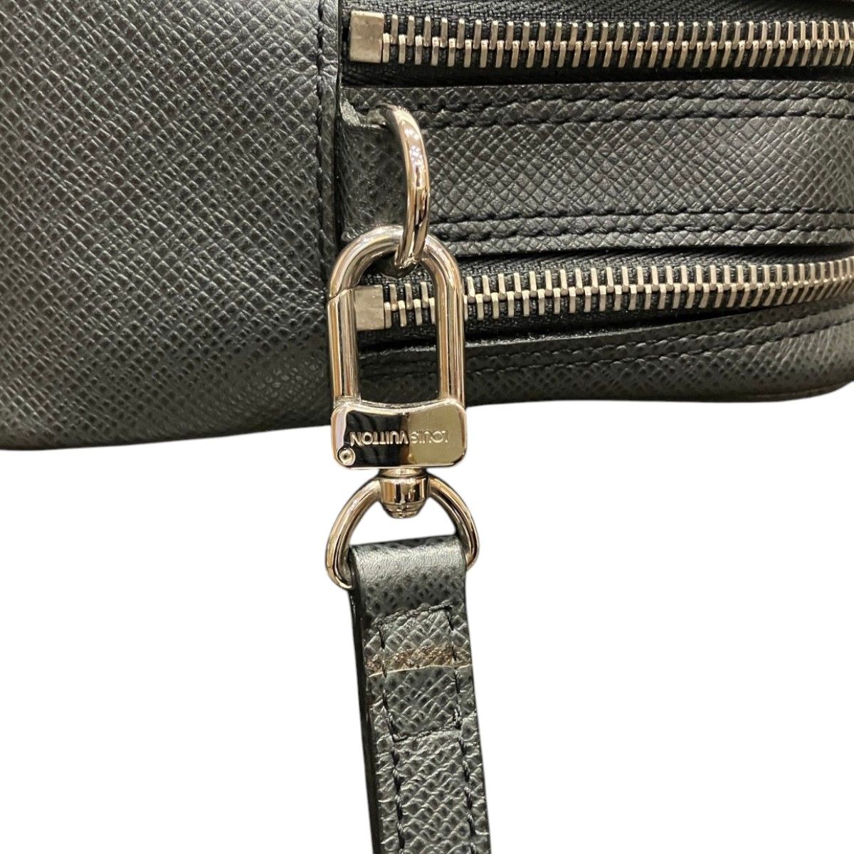 Louis Vuitton Pavel Taiga Second Bag Leather — view 8