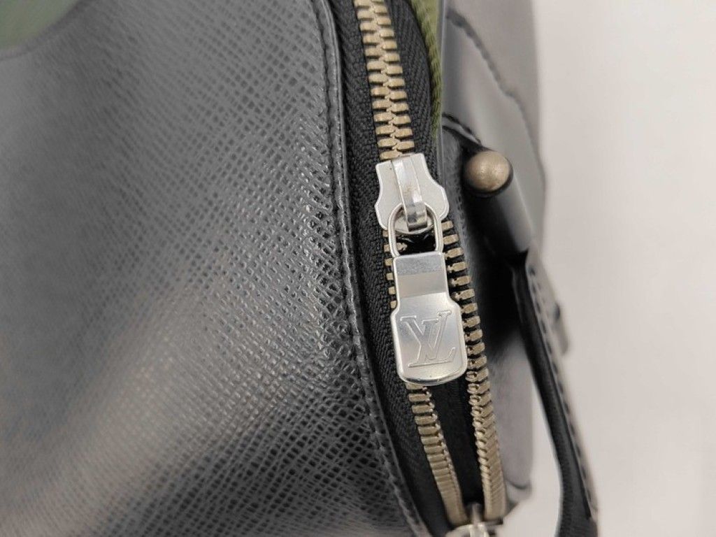 Louis Vuitton Shoulder Bag Taiga Ardoise Silver — view 7