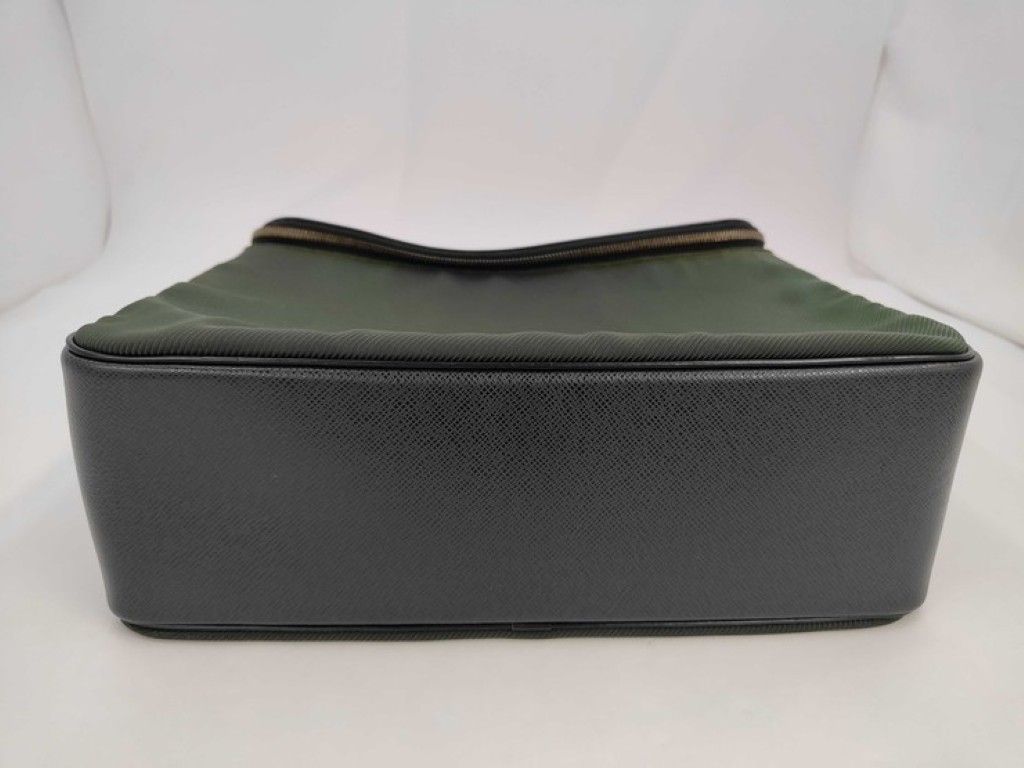 Louis Vuitton Shoulder Bag Taiga Ardoise Silver — view 3