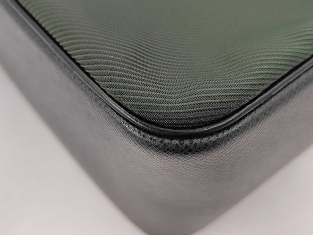 Louis Vuitton Shoulder Bag Taiga Ardoise Silver — view 4