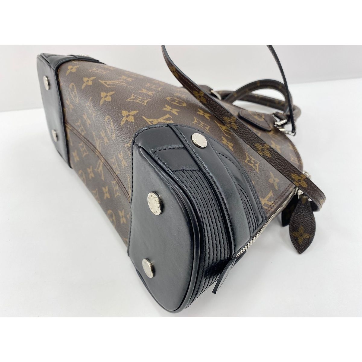 Louis Vuitton Handbag Alma — view 6