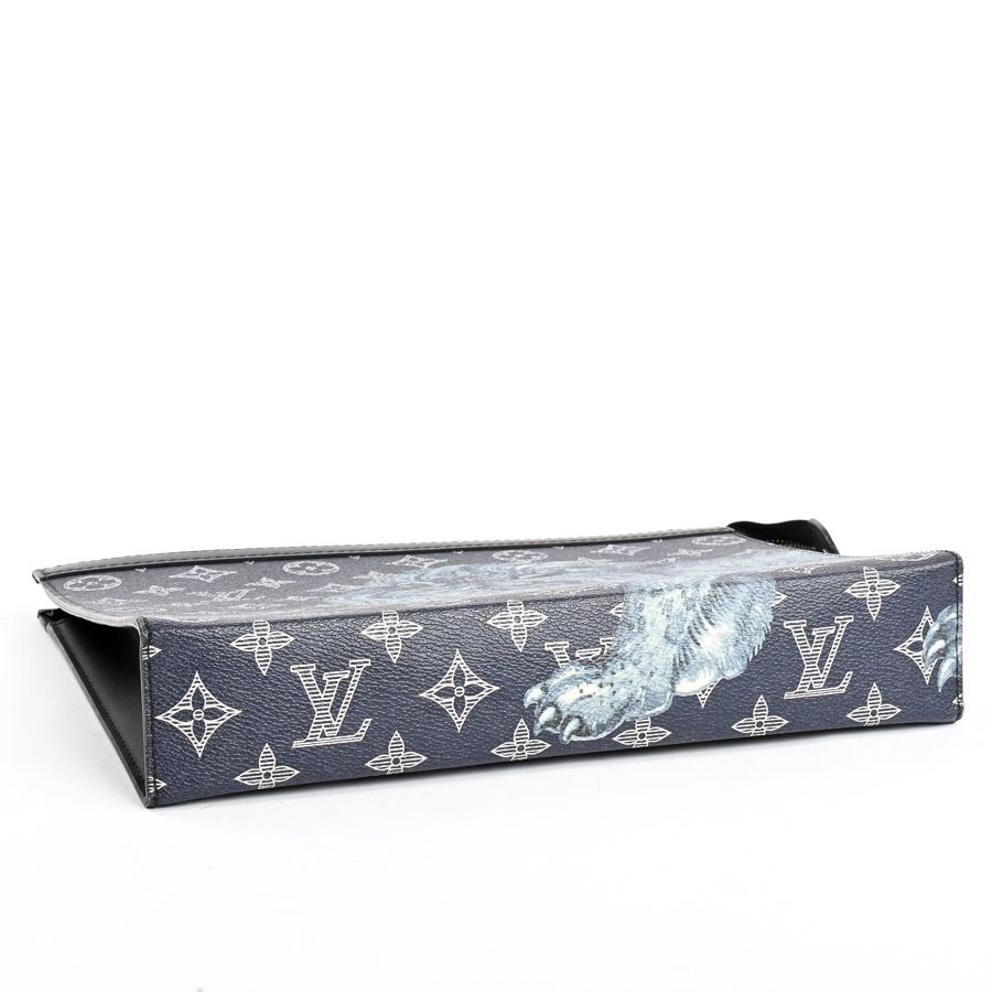 Louis Vuitton Clutch Pochette Voyage — view 5