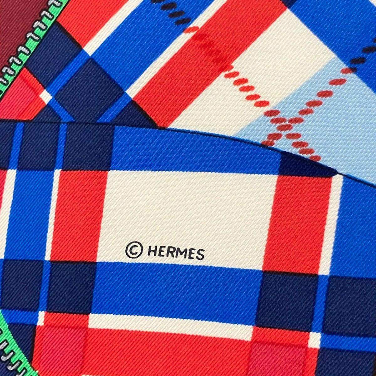Hermes Scarf Carre 90 Navy Red Multi Comfort en Automobile — view 2