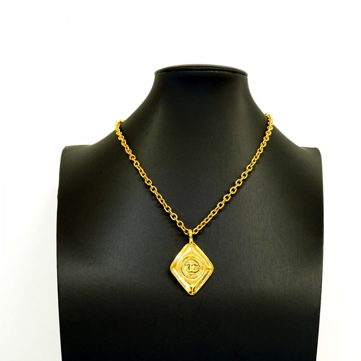 Chanel Necklace Vintage CC Logo Diamond Gold Plated — view 6