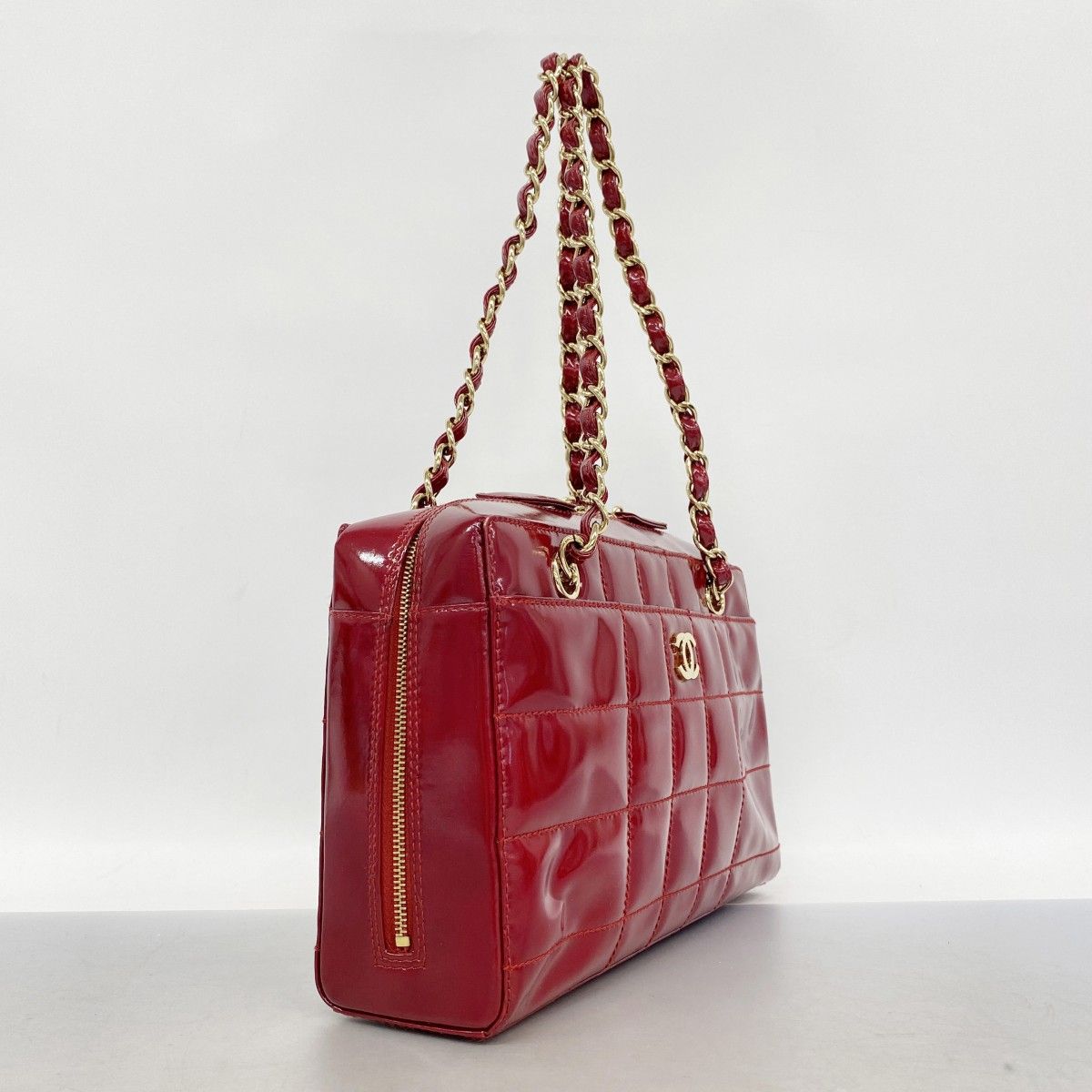 Chanel Shoulder Bag Choco Bar Patent Leather Red Gold — view 2