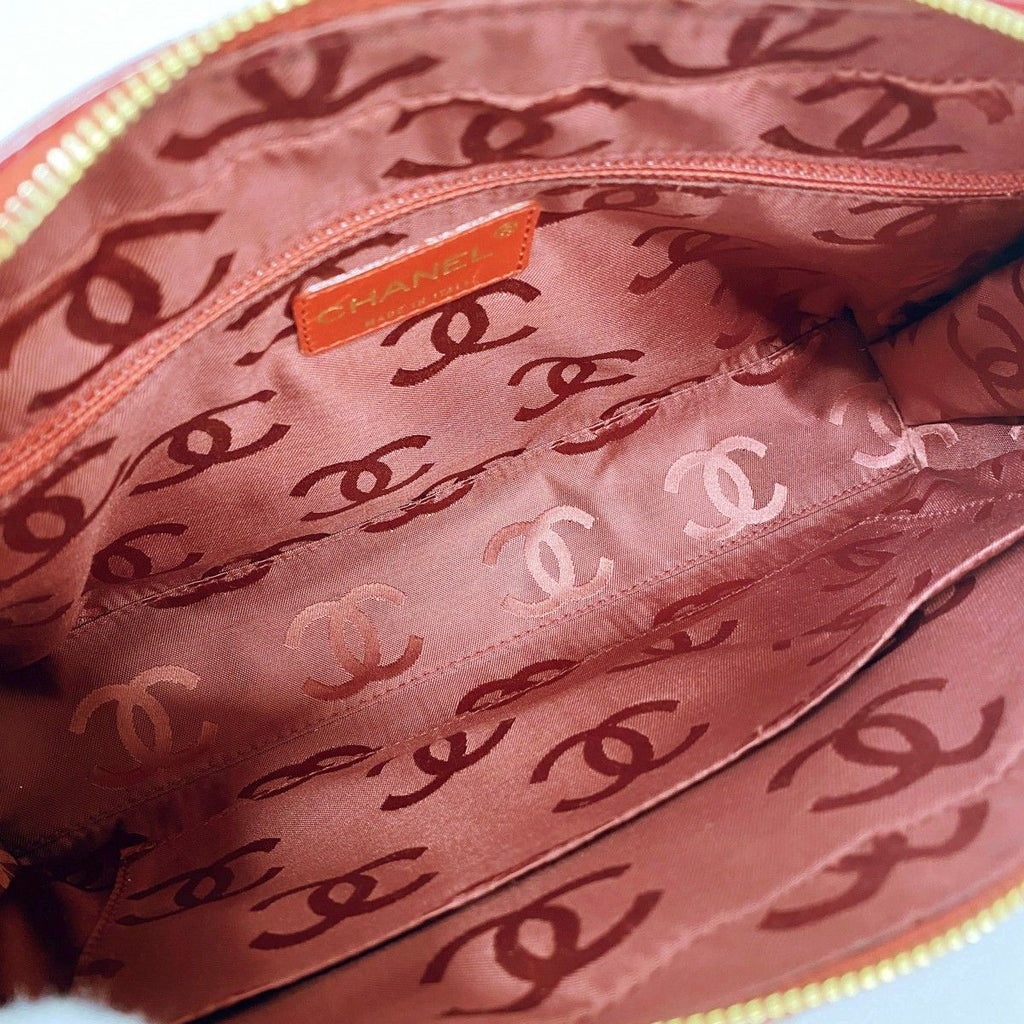 Chanel Shoulder Bag Choco Bar Patent Leather Red Gold — view 4