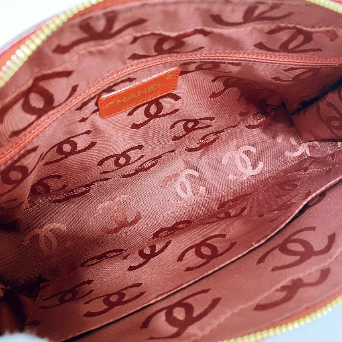 Chanel Shoulder Bag Choco Bar Patent Leather Red Gold — view 4