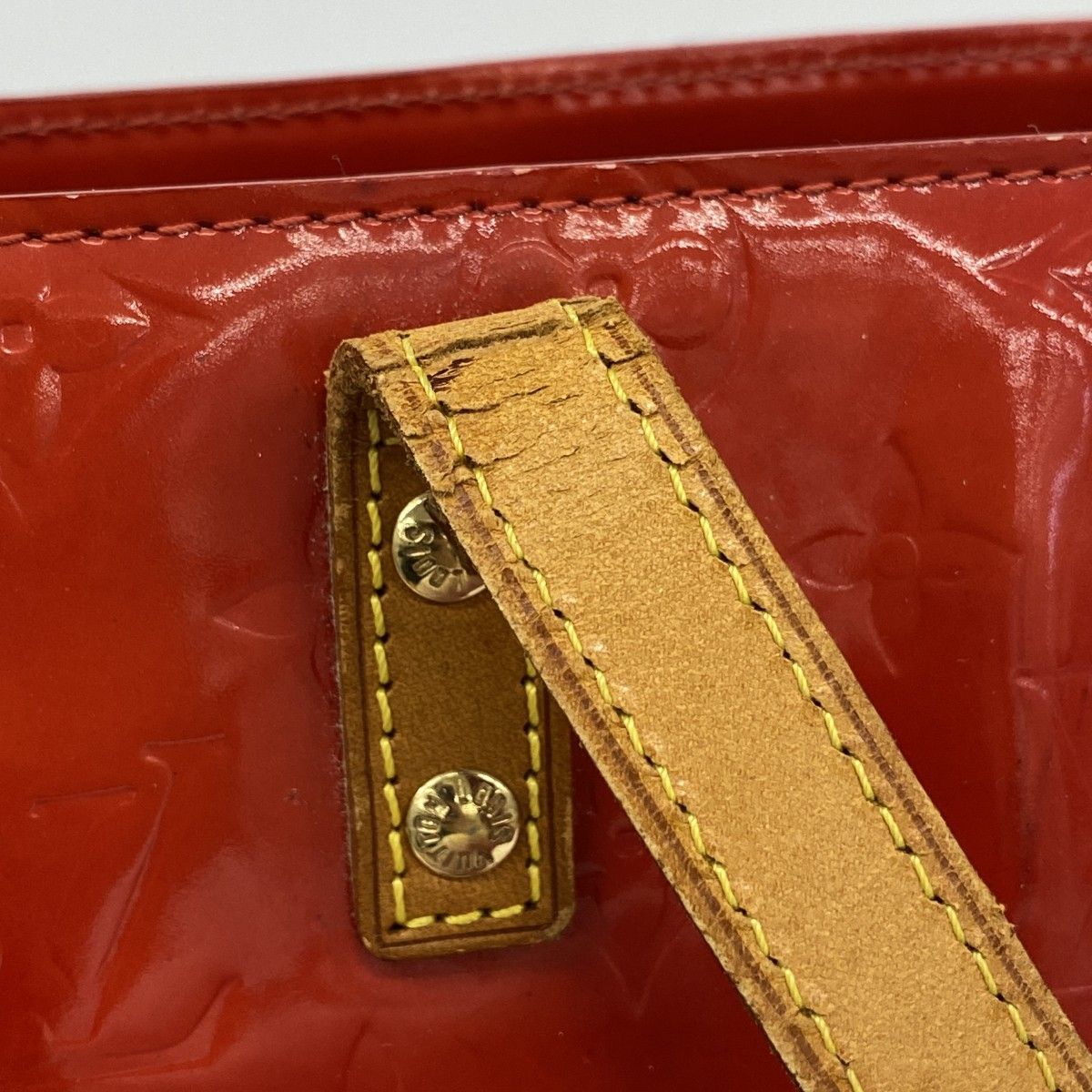 Louis Vuitton Tote Vernis Reed MM Rouge — view 8
