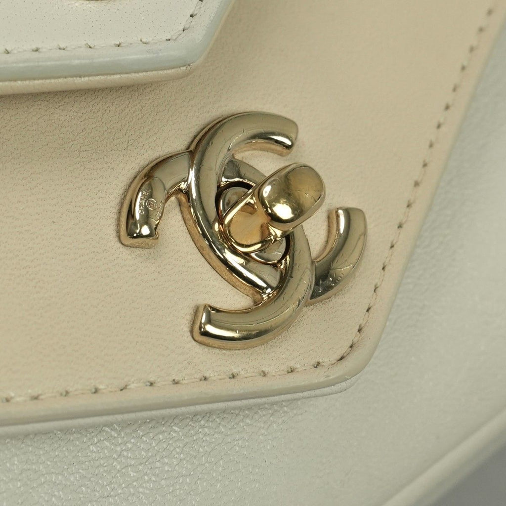 Chanel Blanc Stitch Shoulder Bag Calfskin Beige Gold Chain Bag CC Logo Turnlock — view 7