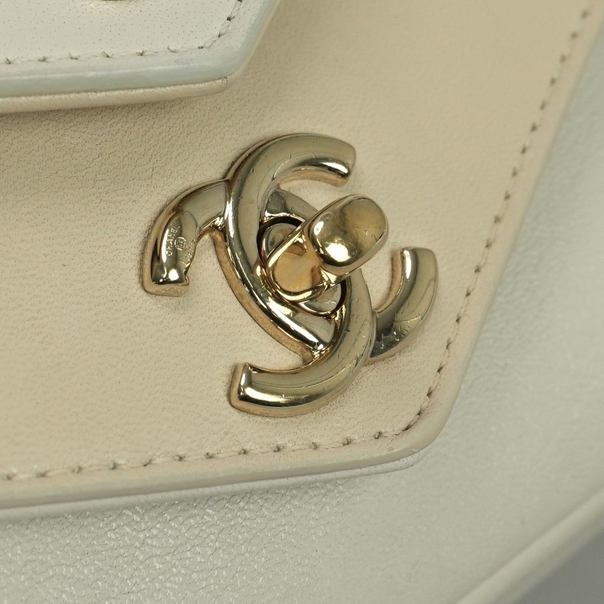 Chanel Blanc Stitch Shoulder Bag Calfskin Beige Gold Chain Bag CC Logo Turnlock — view 7