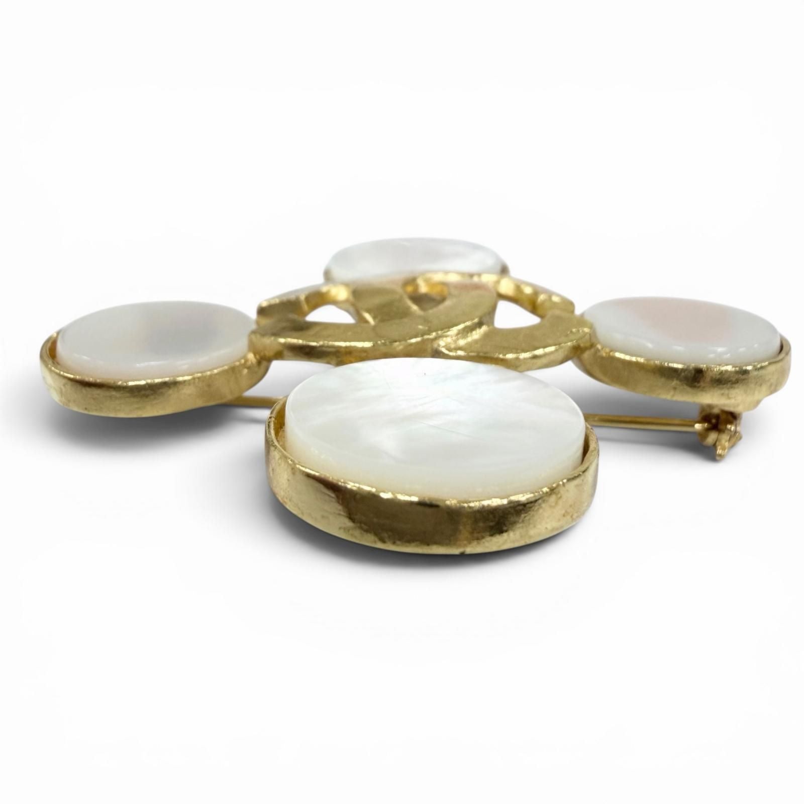 Chanel Vintage CC Logo Shell Brooch Gold — view 3