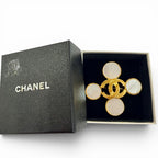 Chanel Vintage CC Logo Shell Brooch Gold — view 2