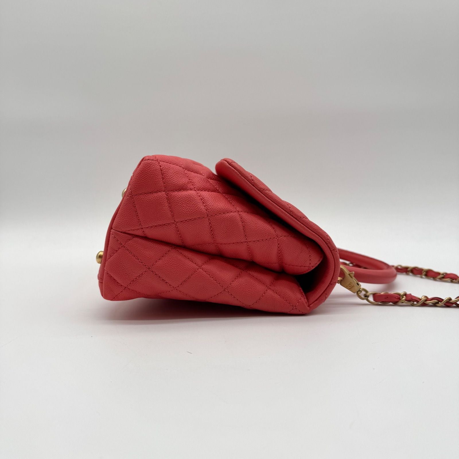 Chanel Shoulder Bag Coco Handle Quilted Turnlock Leather Pink CC Logo Gold — view 3