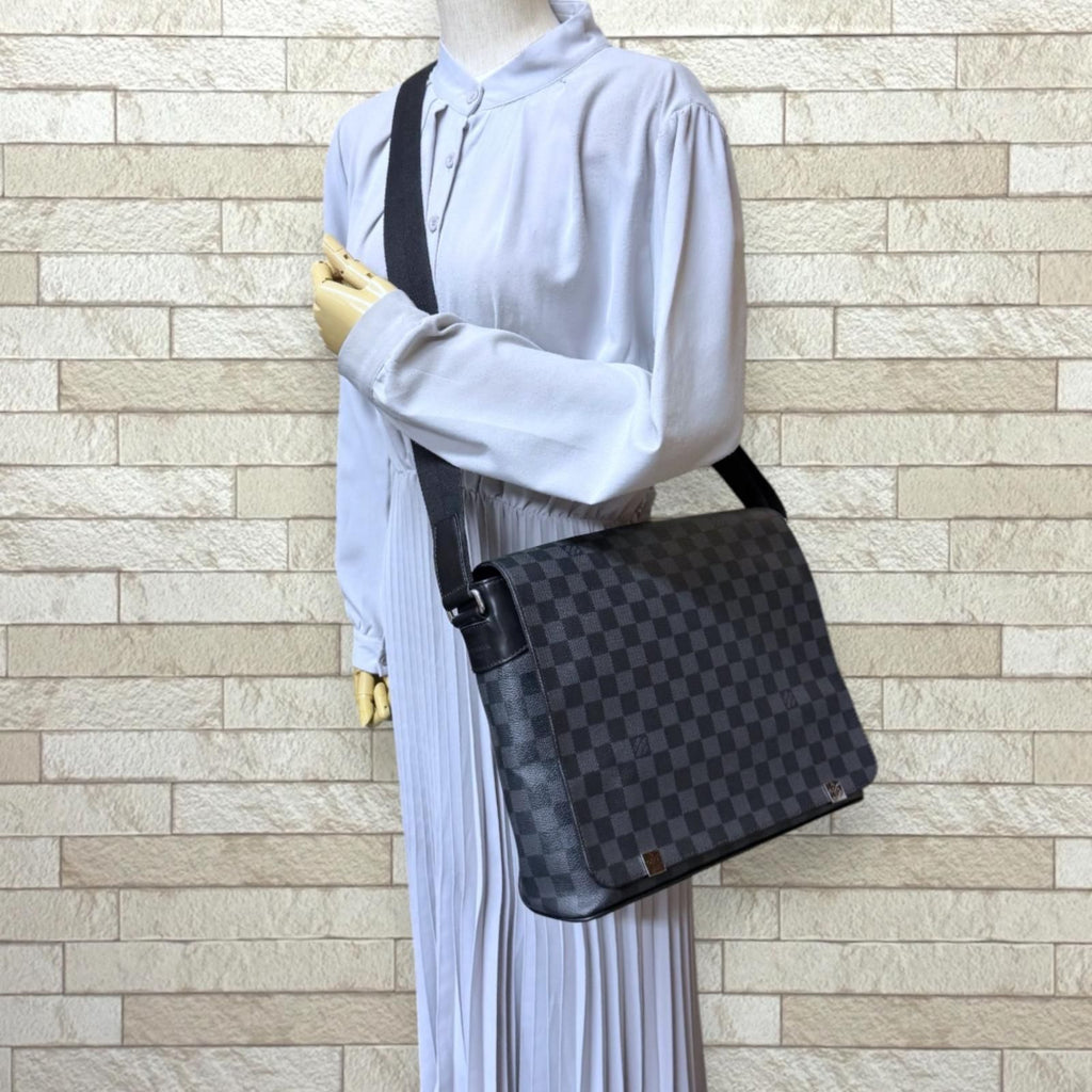 Louis Vuitton District MM NM Damier Graphite Shoulder Bag Canvas Black — view 2