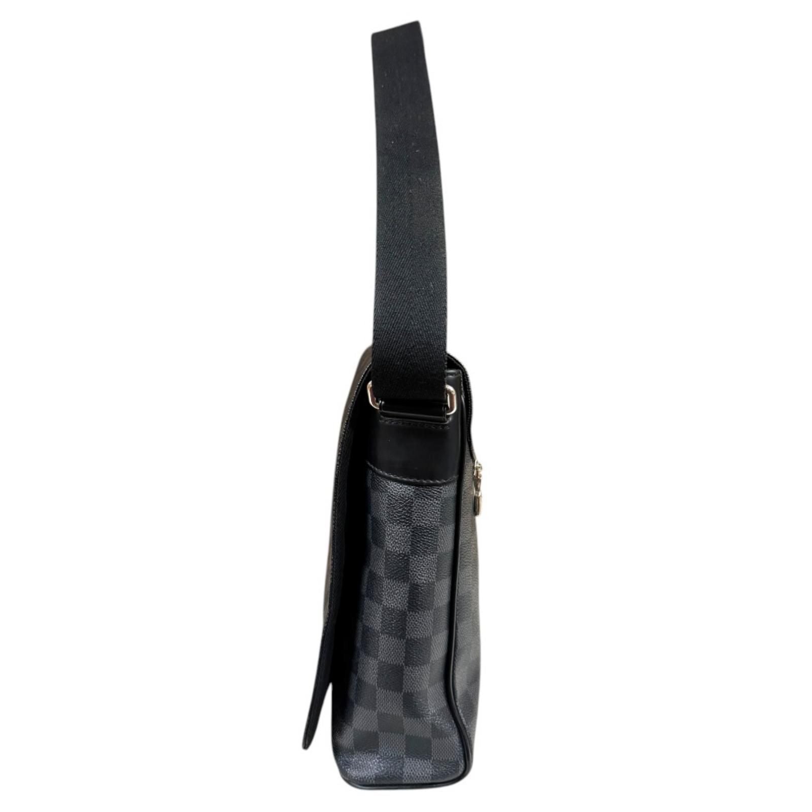 Louis Vuitton District MM NM Damier Graphite Shoulder Bag Canvas Black — view 5