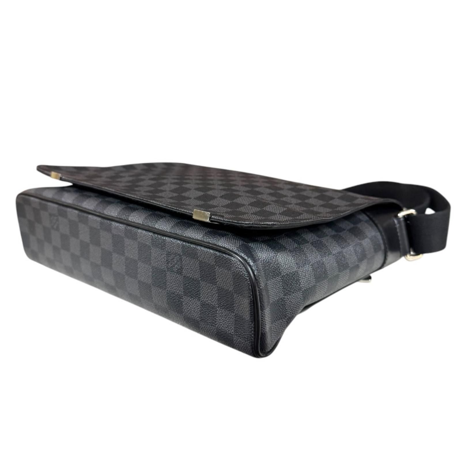 Louis Vuitton District MM NM Damier Graphite Shoulder Bag Canvas Black — view 7