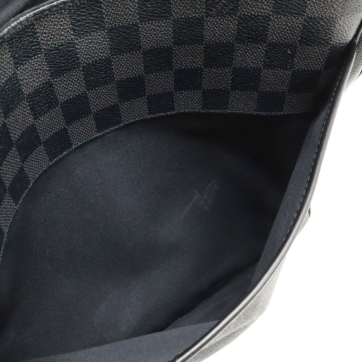 Louis Vuitton Damier Graphite Daniel MM Messenger Bag — view 7