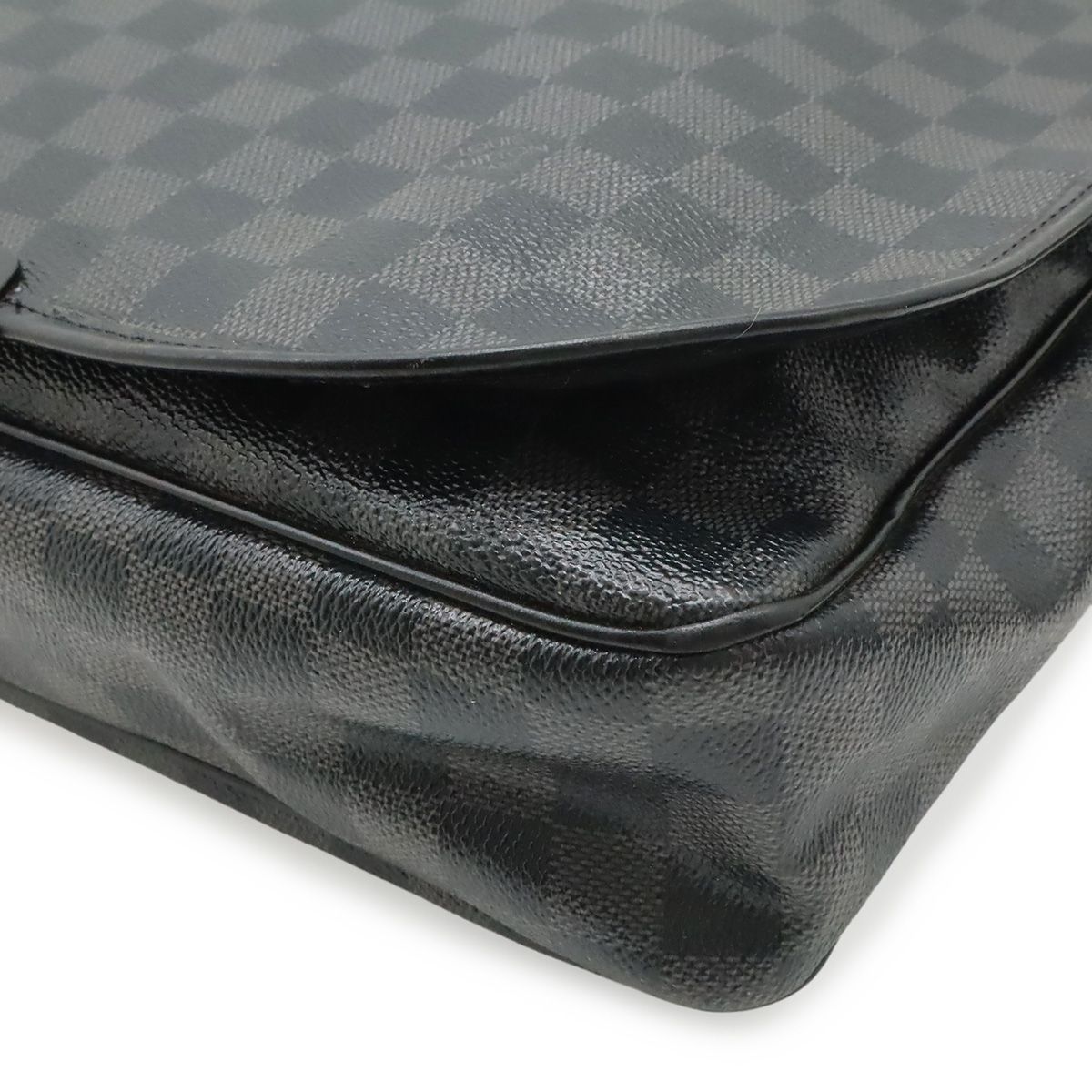 Louis Vuitton Damier Graphite Daniel MM Messenger Bag — view 3