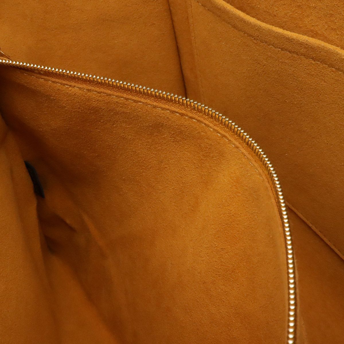 Louis Vuitton Monogram Tufting on My Side MM 2-Way Shoulder Bag Leather Noir — view 7