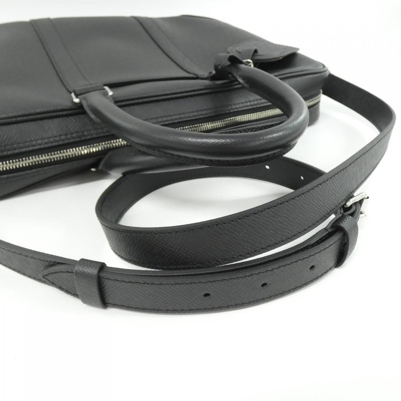 Louis Vuitton Taiga Porte Document Voyage