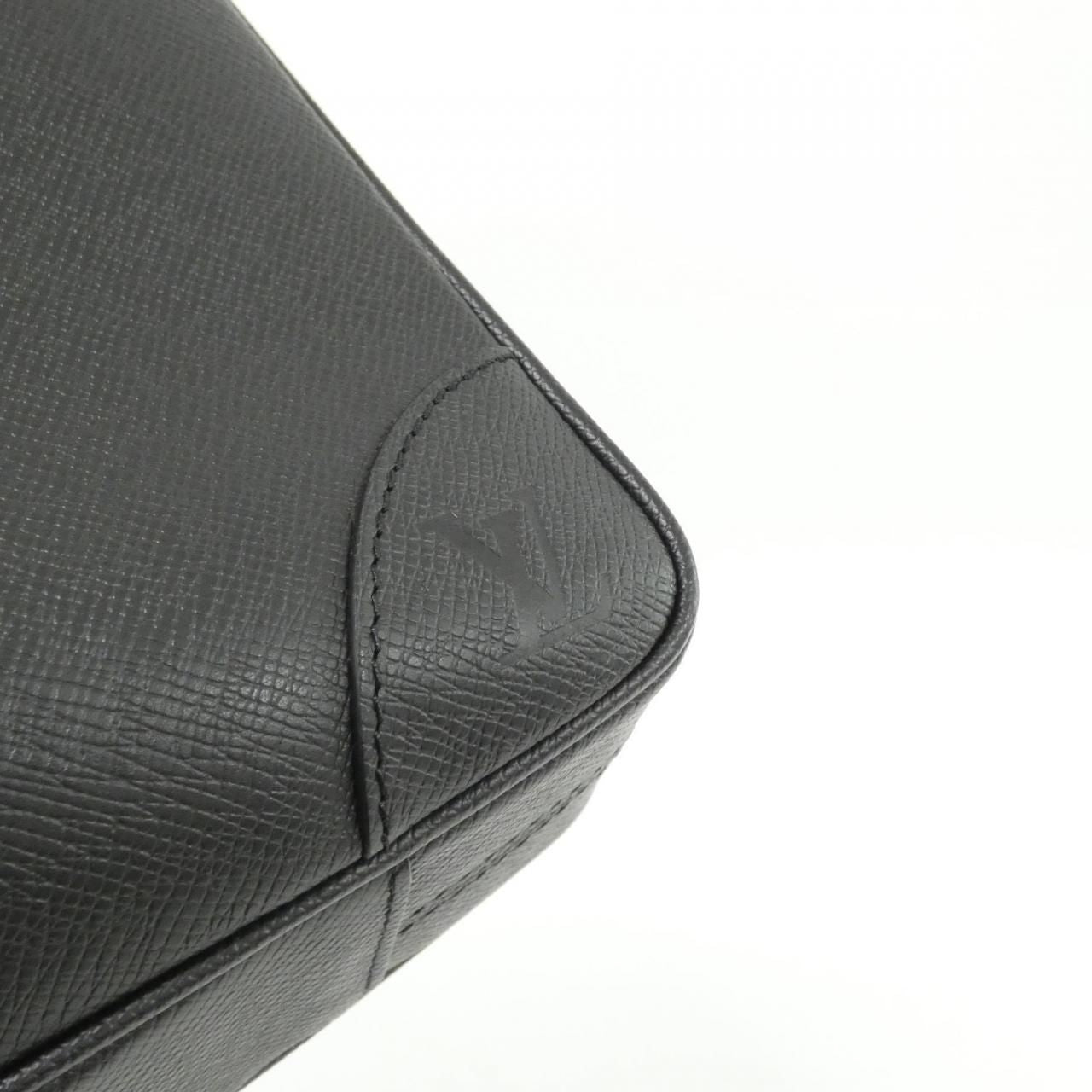 Louis Vuitton Taiga Porte Document Voyage