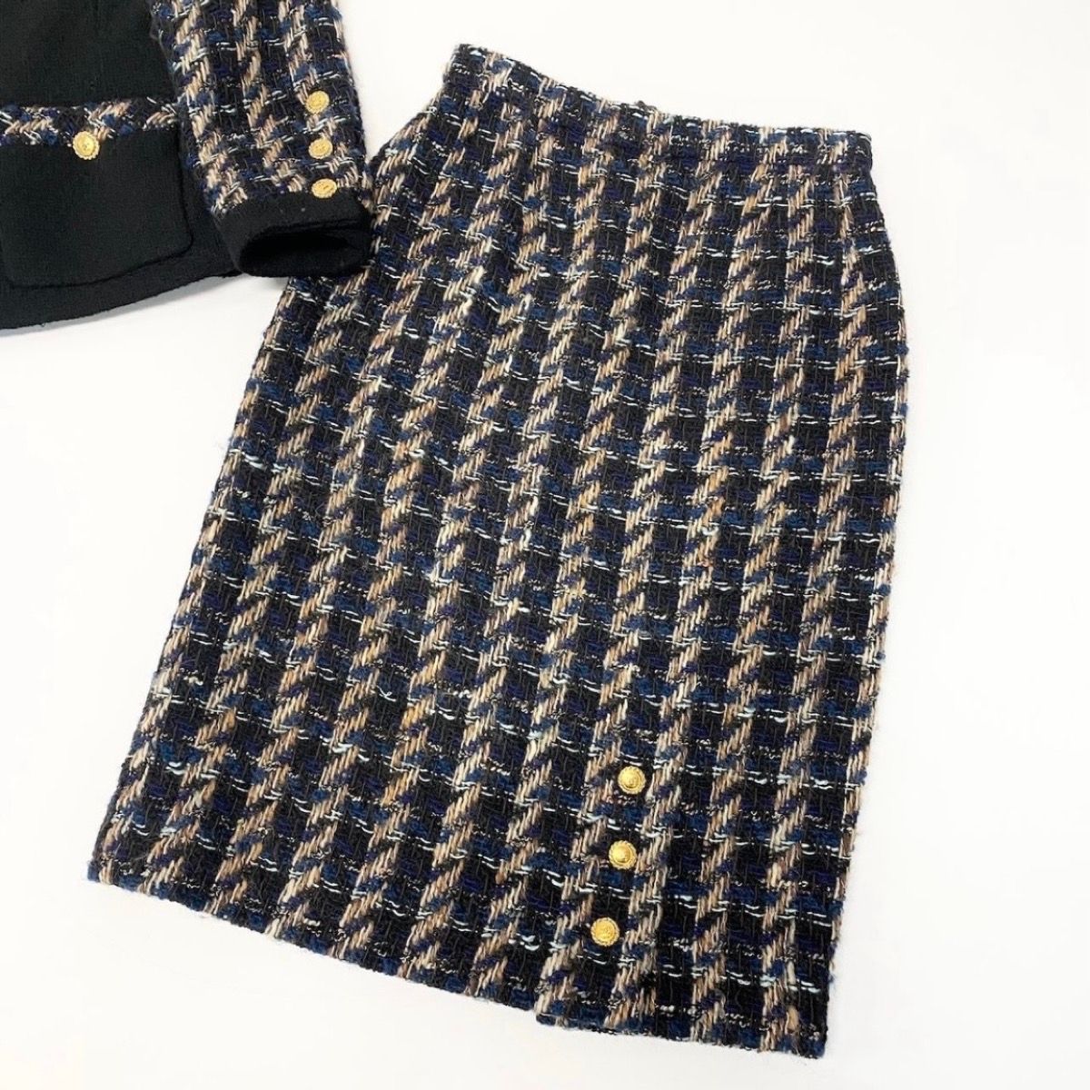Chanel Vintage Tweed Skirt Jacket & Set CC Logo Gold Button — view 4