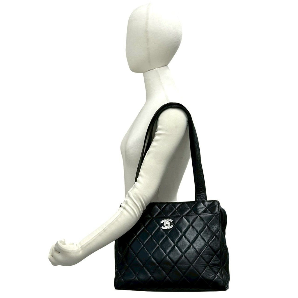 Chanel Quilted CC Logo Lambskin Shoulder Bag Tote Black — view 2