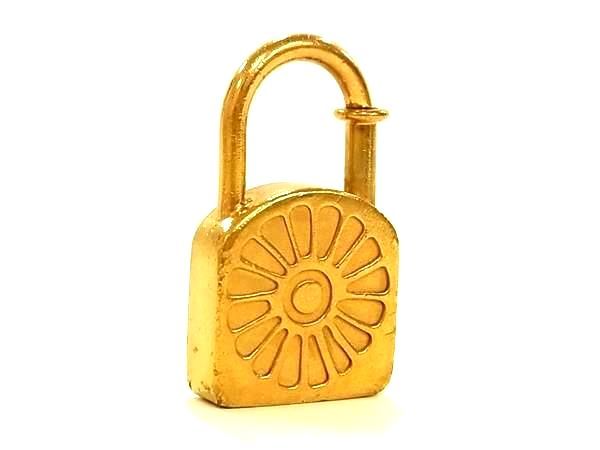 Hermes le Soleil Taiyo Limited Cadena Padlock Charm Pendant Gold