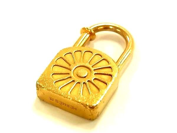 Hermes le Soleil Taiyo Limited Cadena Padlock Charm Pendant Gold — view 2