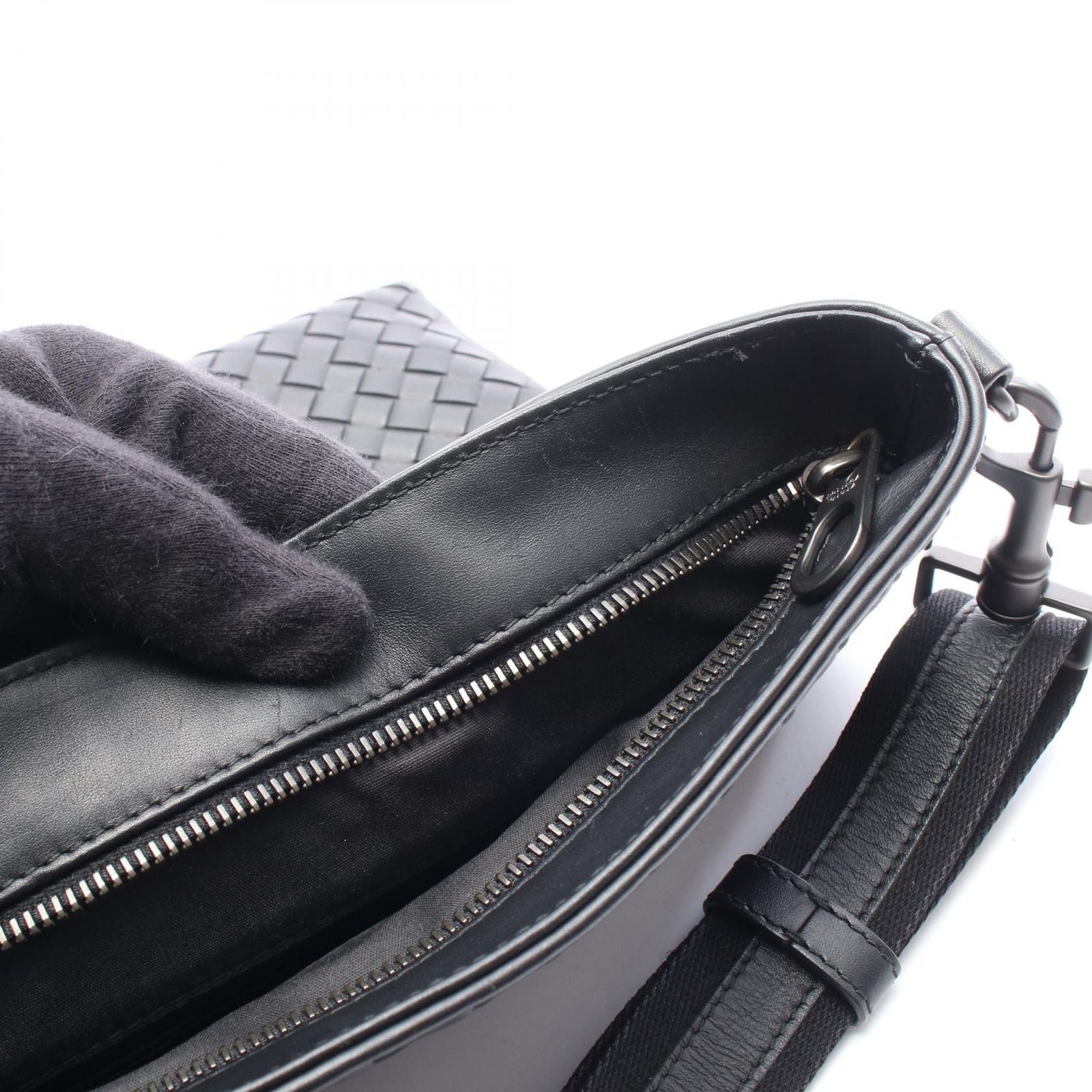 Bottega Veneta Shoulder Bag Intrecciato Black Leather — view 6
