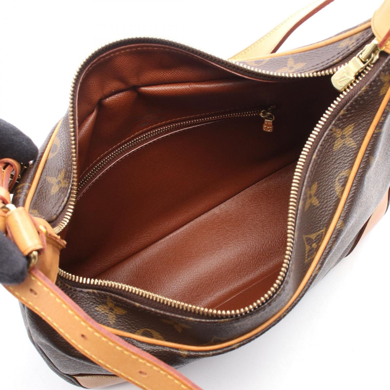 Louis Vuitton Shoulder Bag Boulogne PM Monogram Canvas Leather 30 — view 3