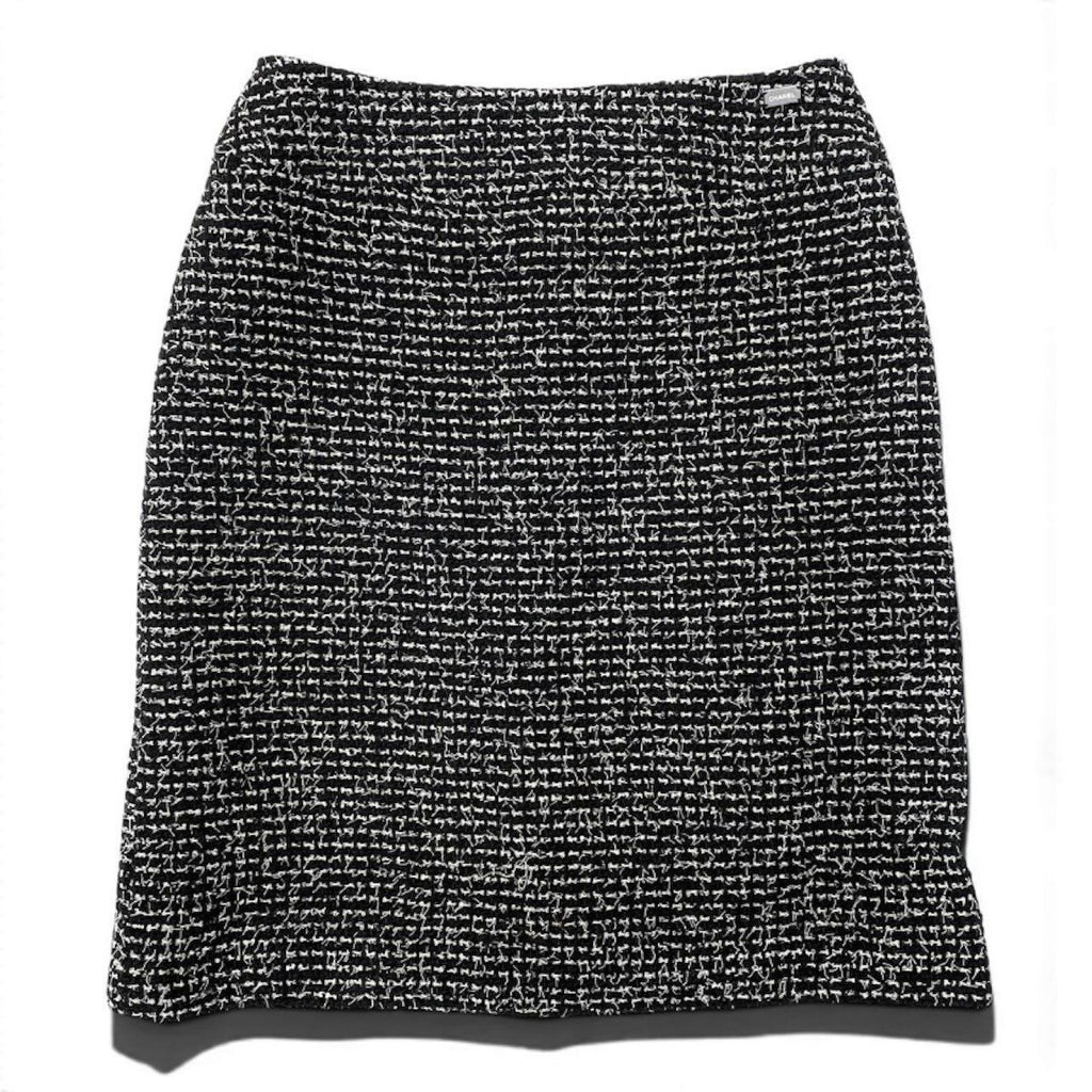Chanel Vintage Tweed Skirt Knee Length Logo Plate White Wool — view 2