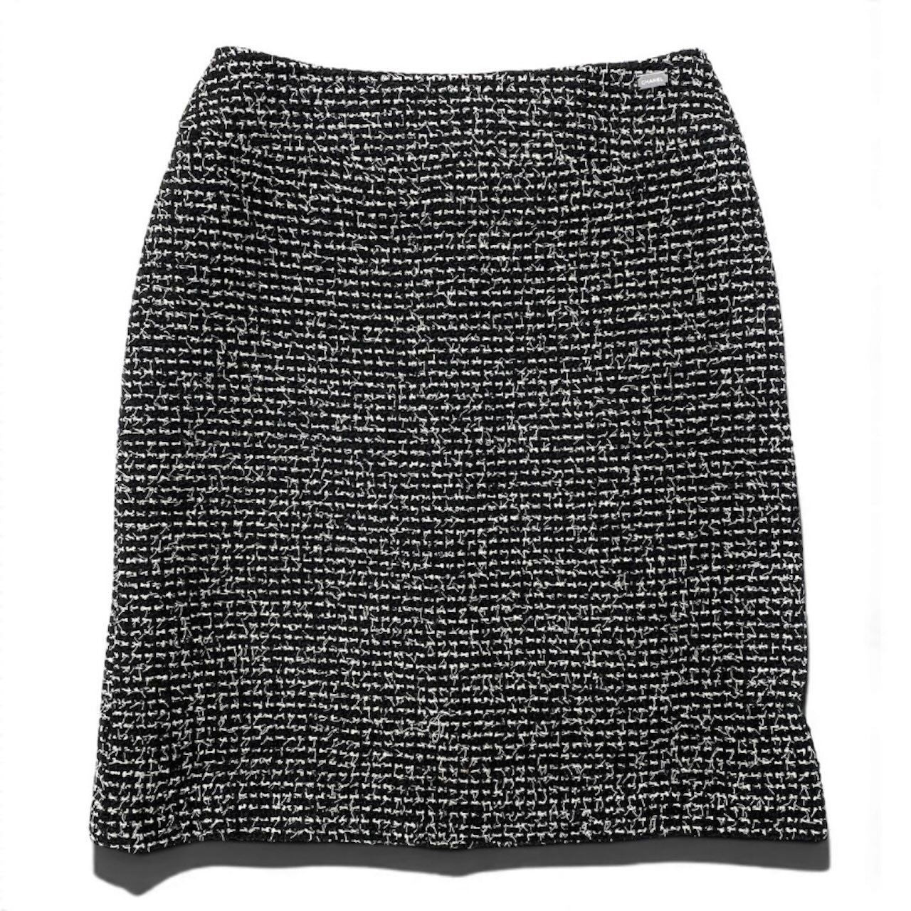 Chanel Vintage Tweed Skirt Knee Length Logo Plate White Wool — view 2