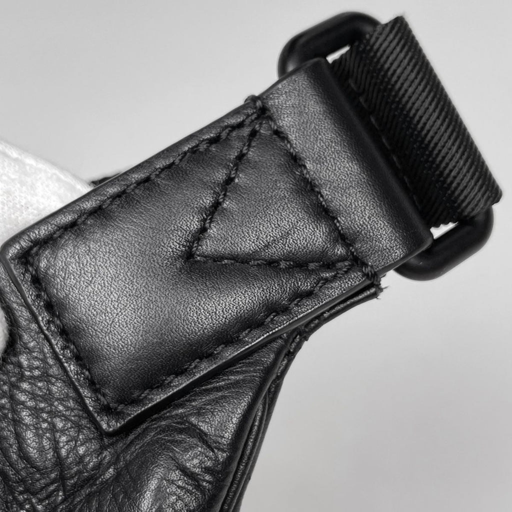 Louis Vuitton Discovery Bum Bag PM Monogram Shadow Waist Noir — view 5