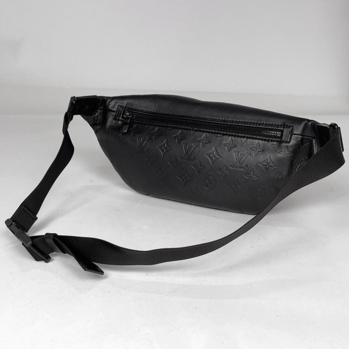 Louis Vuitton Discovery Bum Bag PM Monogram Shadow Waist Noir — view 2
