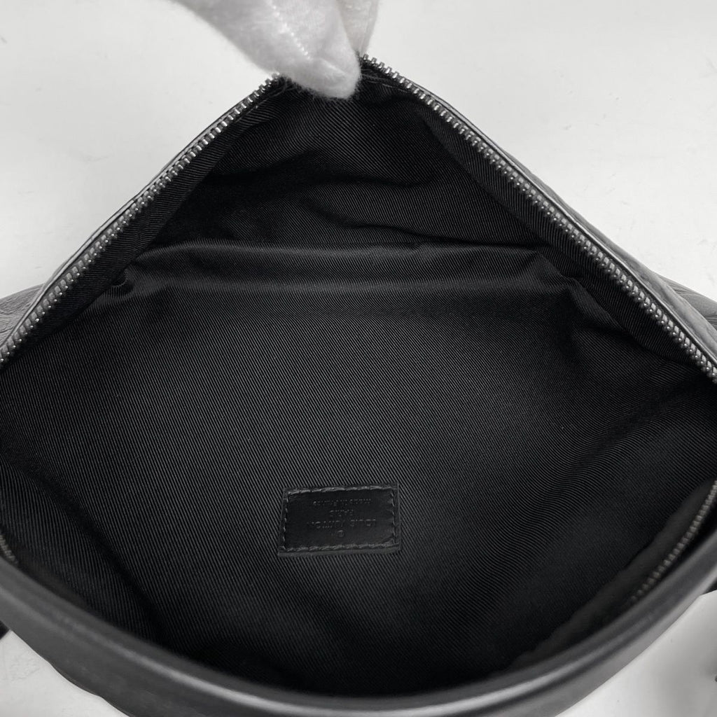 Louis Vuitton Discovery Bum Bag PM Monogram Shadow Waist Noir — view 7