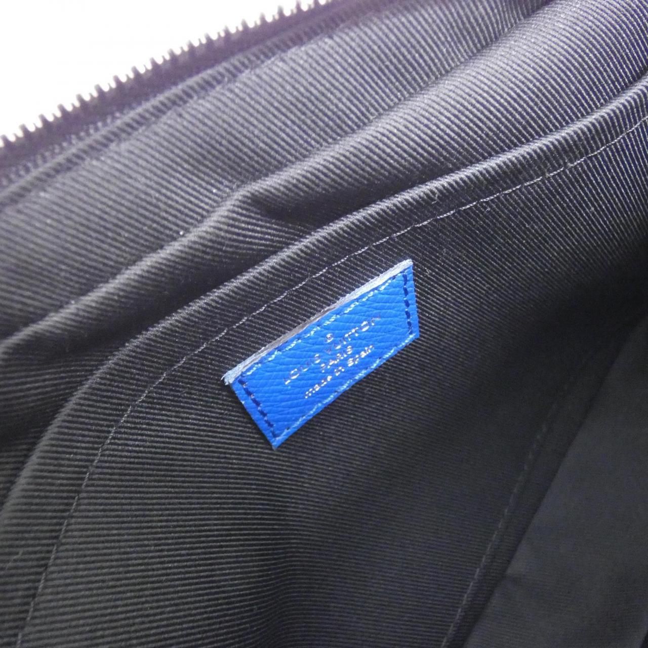 Louis Vuitton Taiga Llama Alpha Messenger Shoulder — view 8