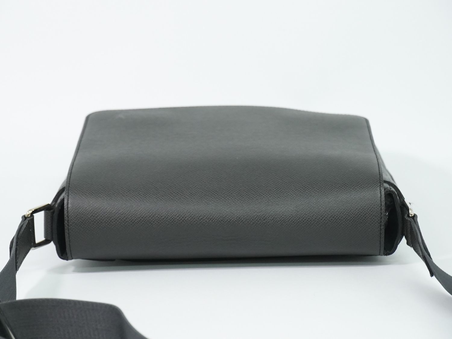 Louis Vuitton LV Roman PM Taiga Leather Shoulder Bag Ardoise — view 5