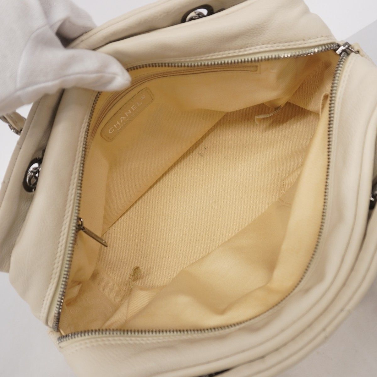 Chanel Shoulder Bag Leather Ivory Silver — view 4