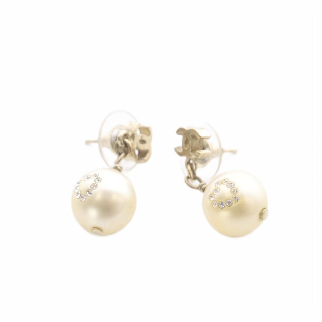 Chanel CC Logo Pearl Earrings for Both Ears Gold — view 6