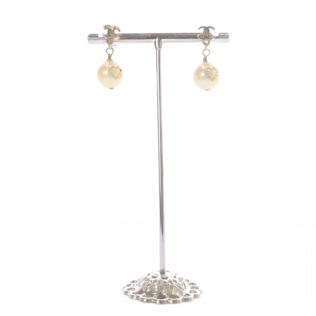 Chanel CC Logo Pearl Earrings for Both Ears Gold — view 2