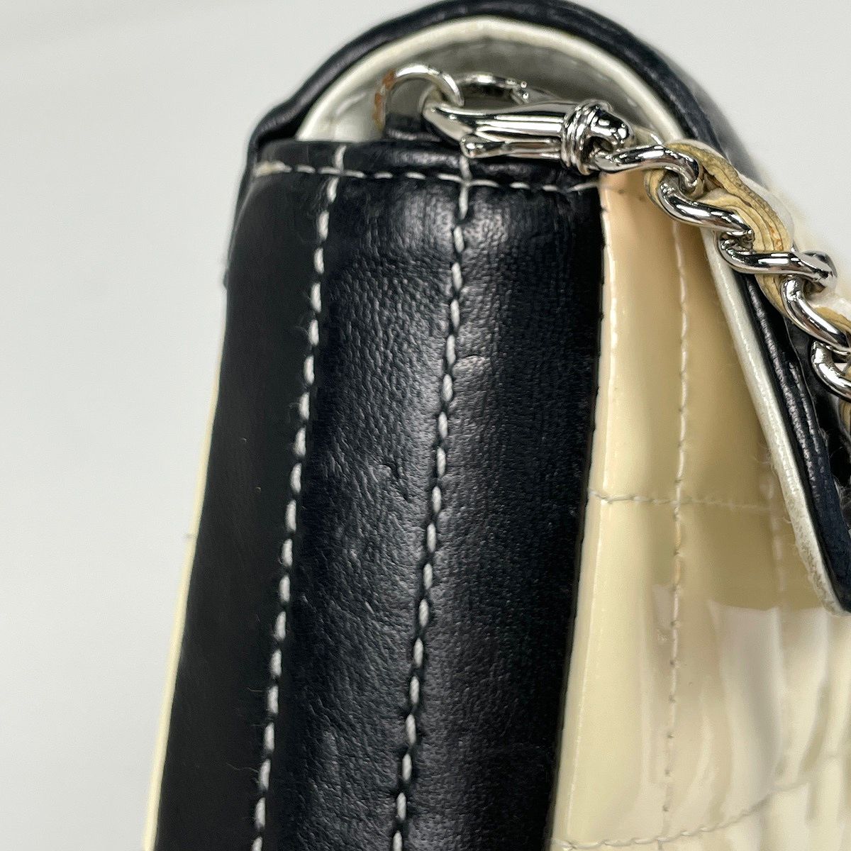 Chanel Shoulder Bag CC Logo Chocolate Bar Enamel Patent Leather White Black — view 5