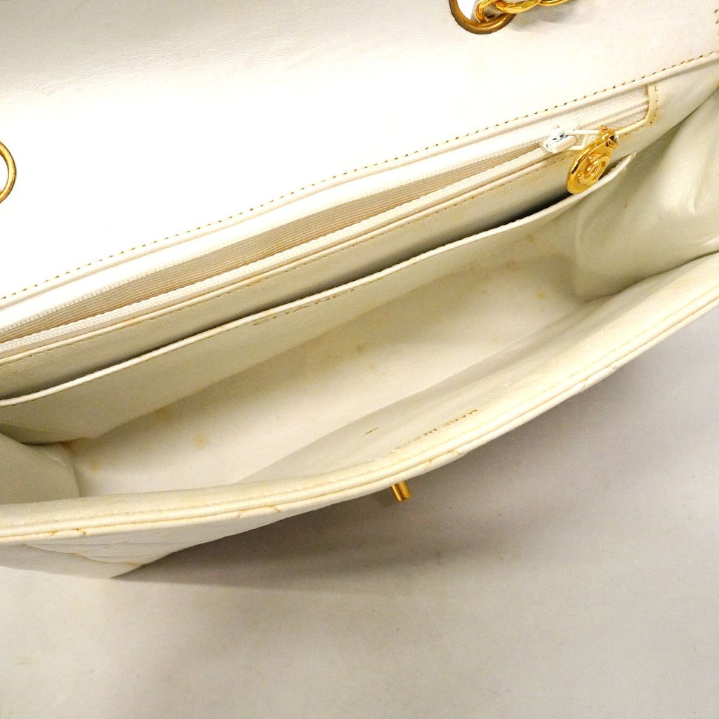 Chanel Shoulder Bag Quilted Lambskin White Gold — view 4