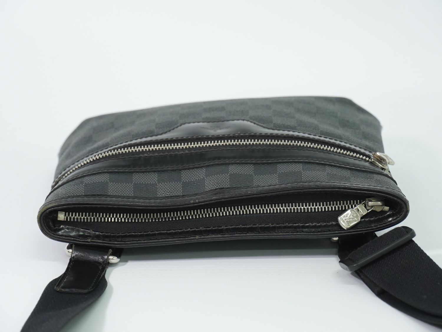 Louis Vuitton LV Thomas Damier Graphite Shoulder Bag Pochette Black Gray — view 5