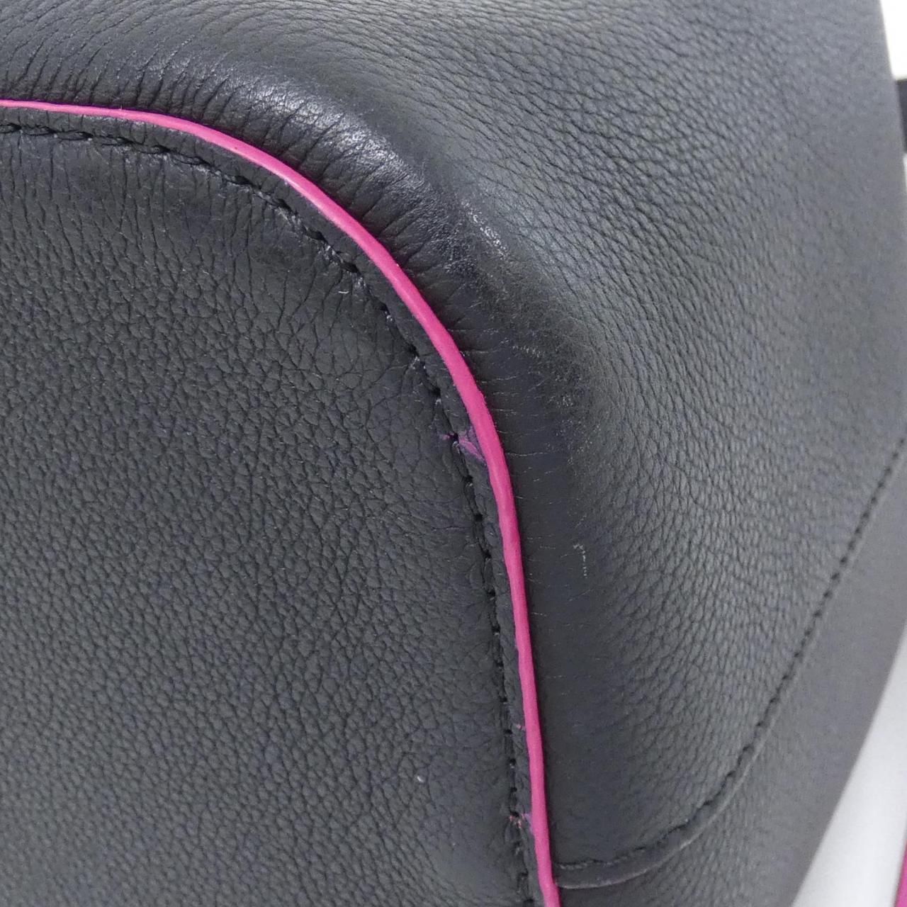 Louis Vuitton Lockme Bucket Shoulder — view 3