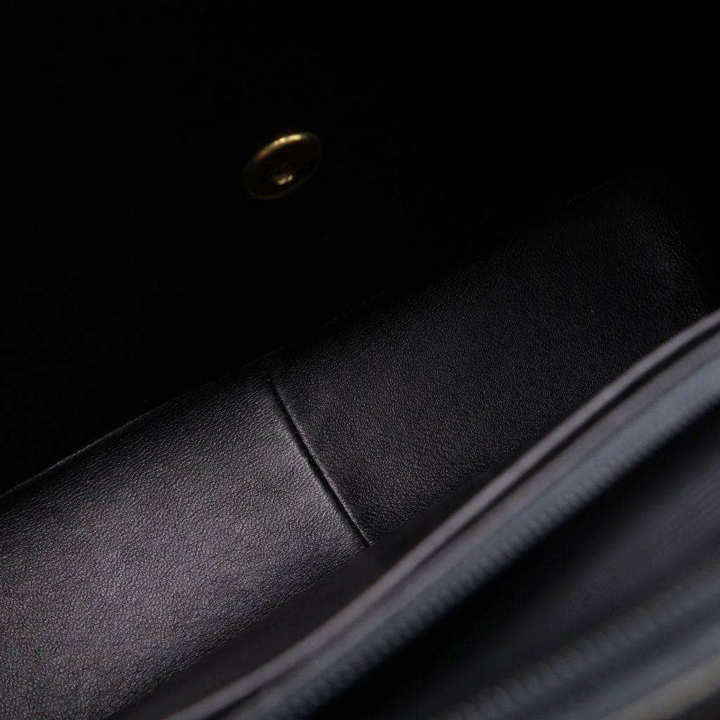 Chanel Maxi Quilted 30 Lambskin Gold Chain Shoulder Bag Black — view 7