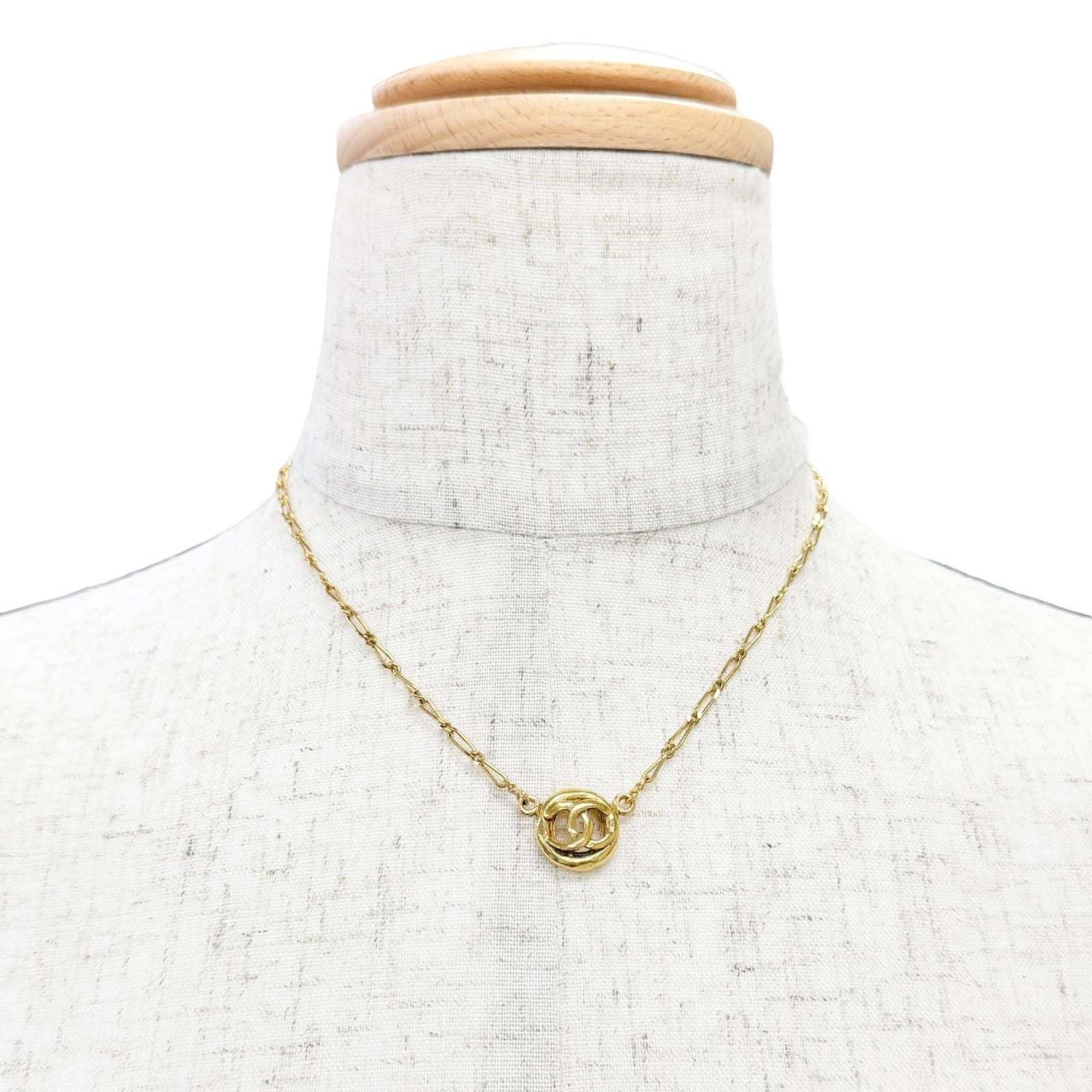 Chanel Vintage Circle CC Logo Necklace Gold — view 2