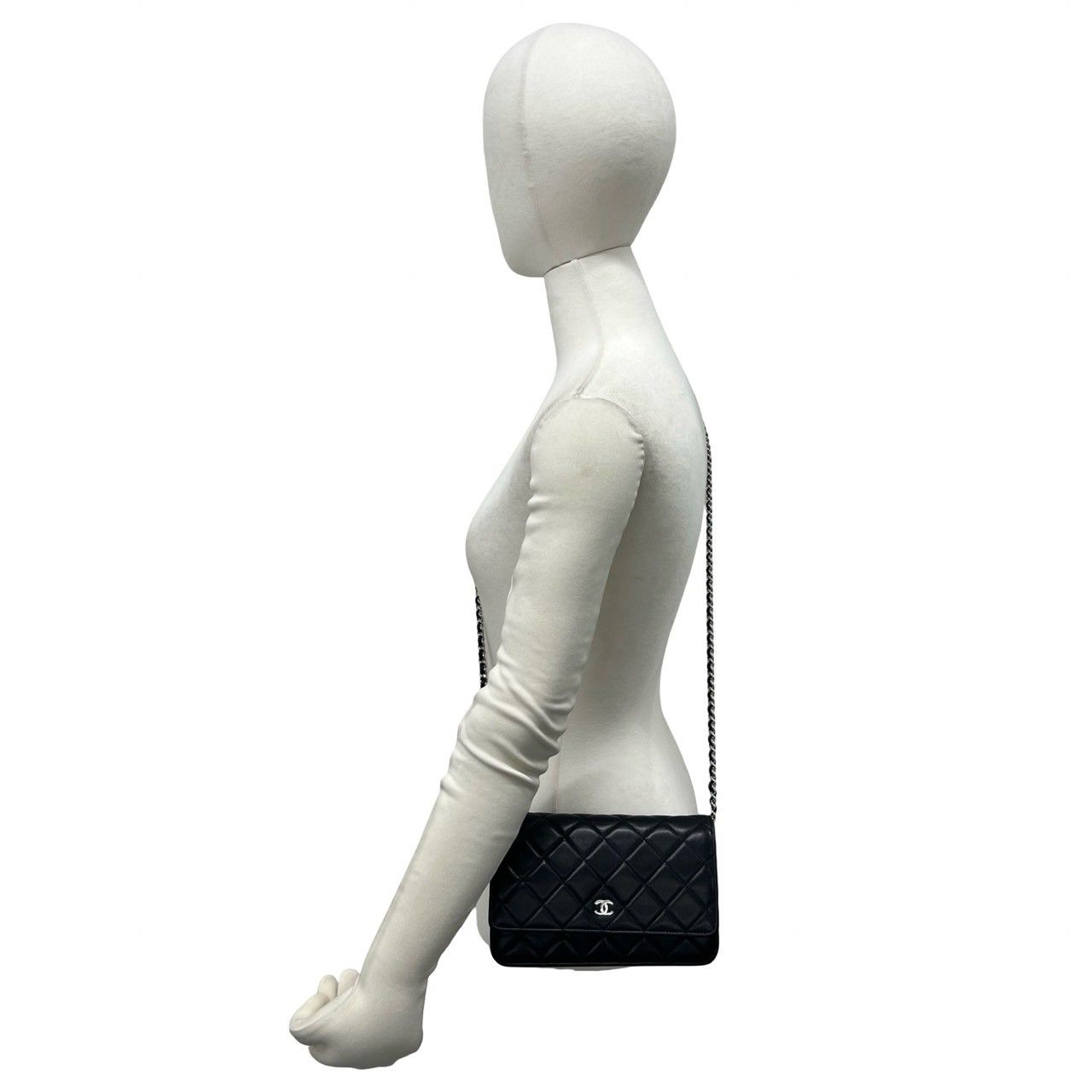 Chanel Card Present Quilted CC Logo Lambskin Shoulder Bag Pochette Black — view 2